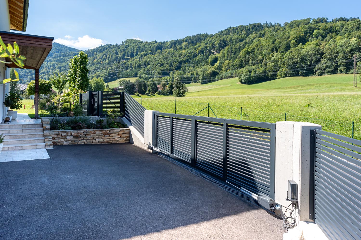Einfahrtstor mit stabilen Betonpfeilern am Vorplatz in Frohnleiten