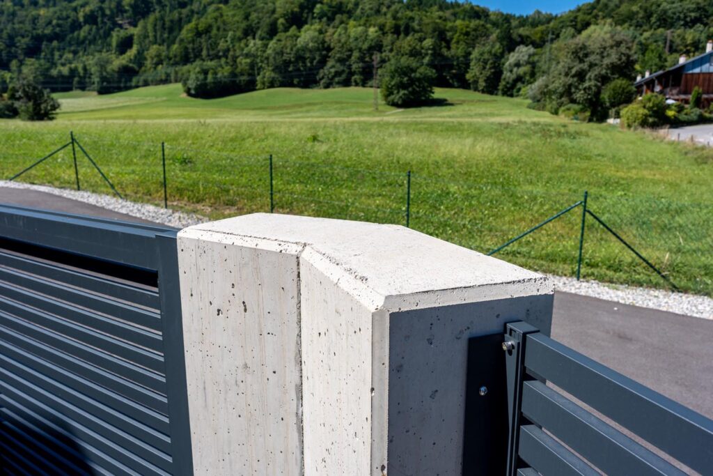 Stilvolle Betongrenzmauer als harmonische Grundstücksbegrenzung in Frohnleiten