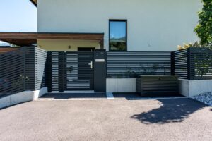 Hauseingang mit klaren Linien: Zaunsystem und Betonelemente am Vorplatz