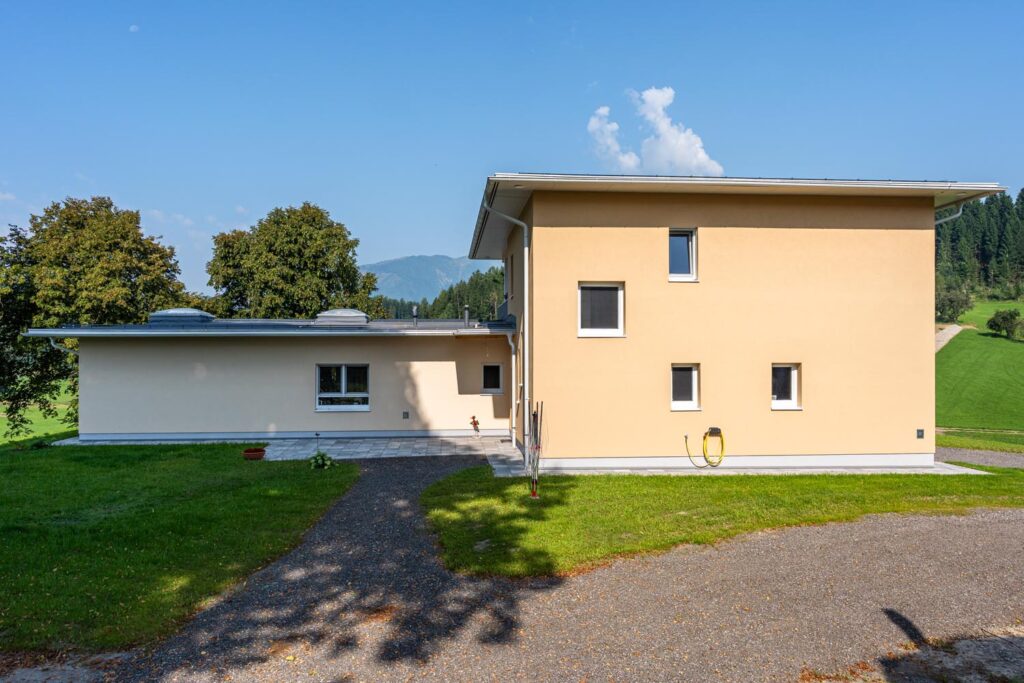Die schlichte Rückansicht des Hauses mit Blick in die umliegende Natur.