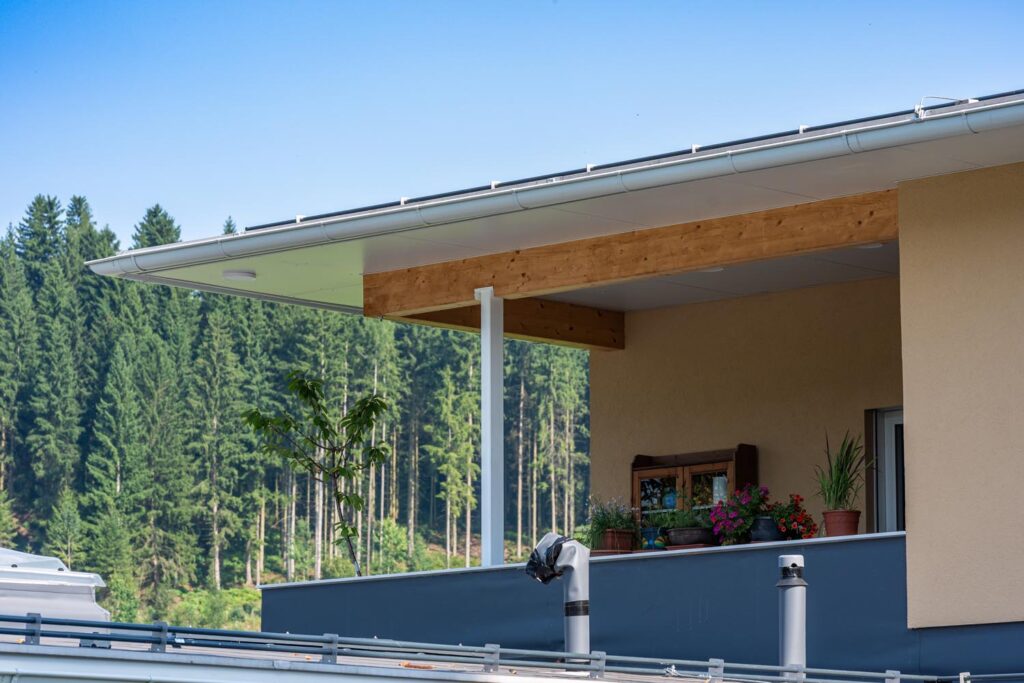 Ein Ort zum Entspannen – die Loggia bietet Schutz und Naturblick.
