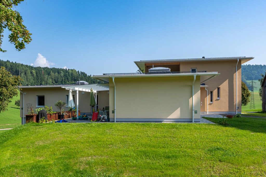 Die Gartenfläche mit Terrasse und Hochbeeten ist ideal für Familien.