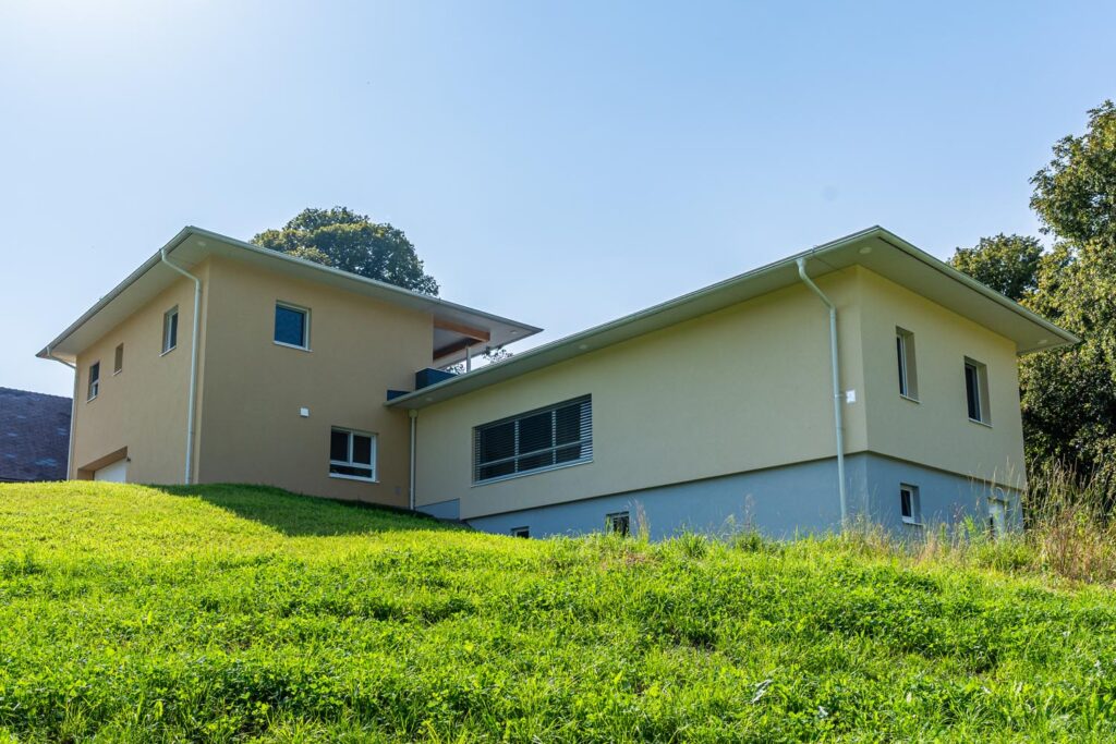 Perfekt eingebettet zwischen Wald und Wiese – das Wohnhaus in St. Peter-Freienstein.