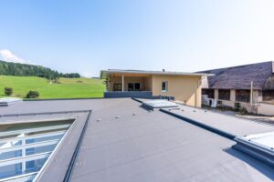 Flachdach des Wohnhauses mit Lichtkuppeln und Fernblick