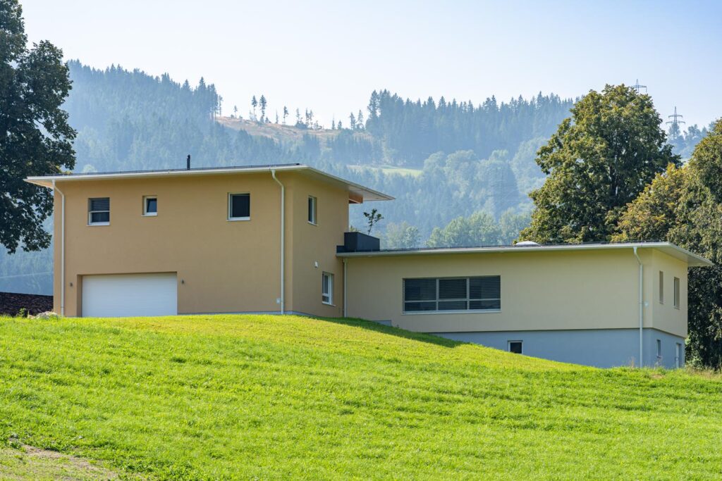 Modernes Wohnen mit Weitblick – harmonisch in die Landschaft eingebettet.