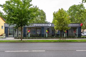 Moderner Besprechungsraum im Hansaton Bürogebäude mit transparenten Glaswänden