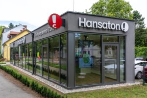 Modernes Bürohaus im Hansaton Bürogebäude mit eleganter Innenarchitektur
