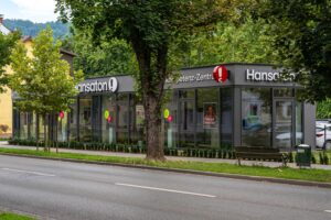 Weitwinkelansicht des Hansaton Bürogebäudes mit Fokus auf den repräsentativen EingangsbereichH
